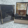 Perfume árabe Lattafa Khamrah unisex en frasco de cristal tallado con caja de lujo y pedestal original.