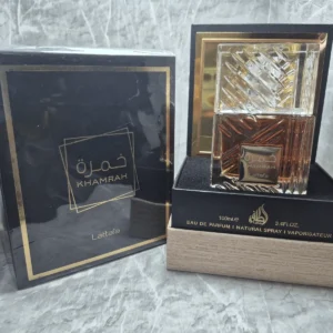 Perfume árabe Lattafa Khamrah unisex en frasco de cristal tallado con caja de lujo y pedestal original.