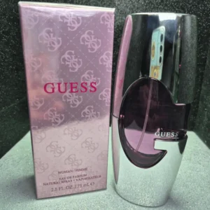 Perfume original Guess Dare para mujer en frasco metálico plateado con detalles rosados y caja original.