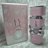 Perfume árabe Lattafa Yara Pink para mujer en frasco rosado pastel con detalles plateados y caja original.