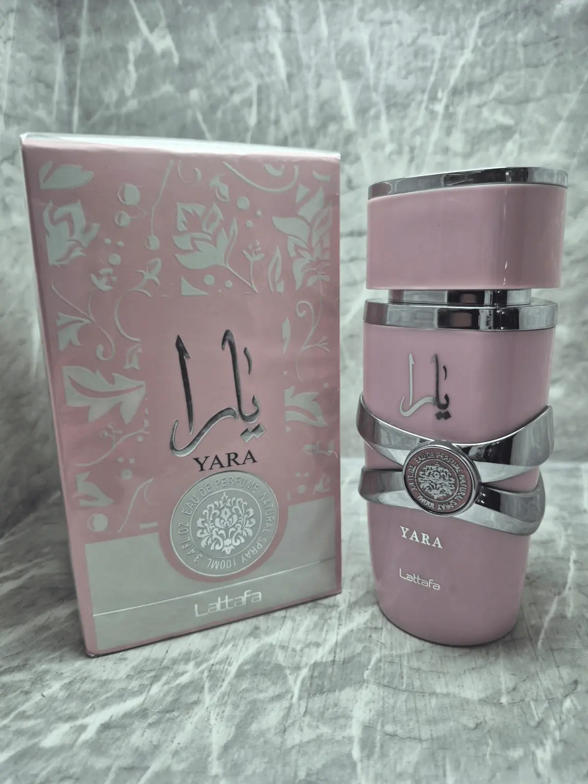 Perfume árabe Lattafa Yara Pink para mujer en frasco rosado pastel con detalles plateados y caja original.