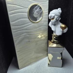 Perfume árabe Lattafa Her Confession para mujer en frasco con forma de busto de mármol blanco y caja original.