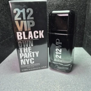 Perfume original Carolina Herrera 212 VIP Black para hombre en frasco degradado negro con caja original.