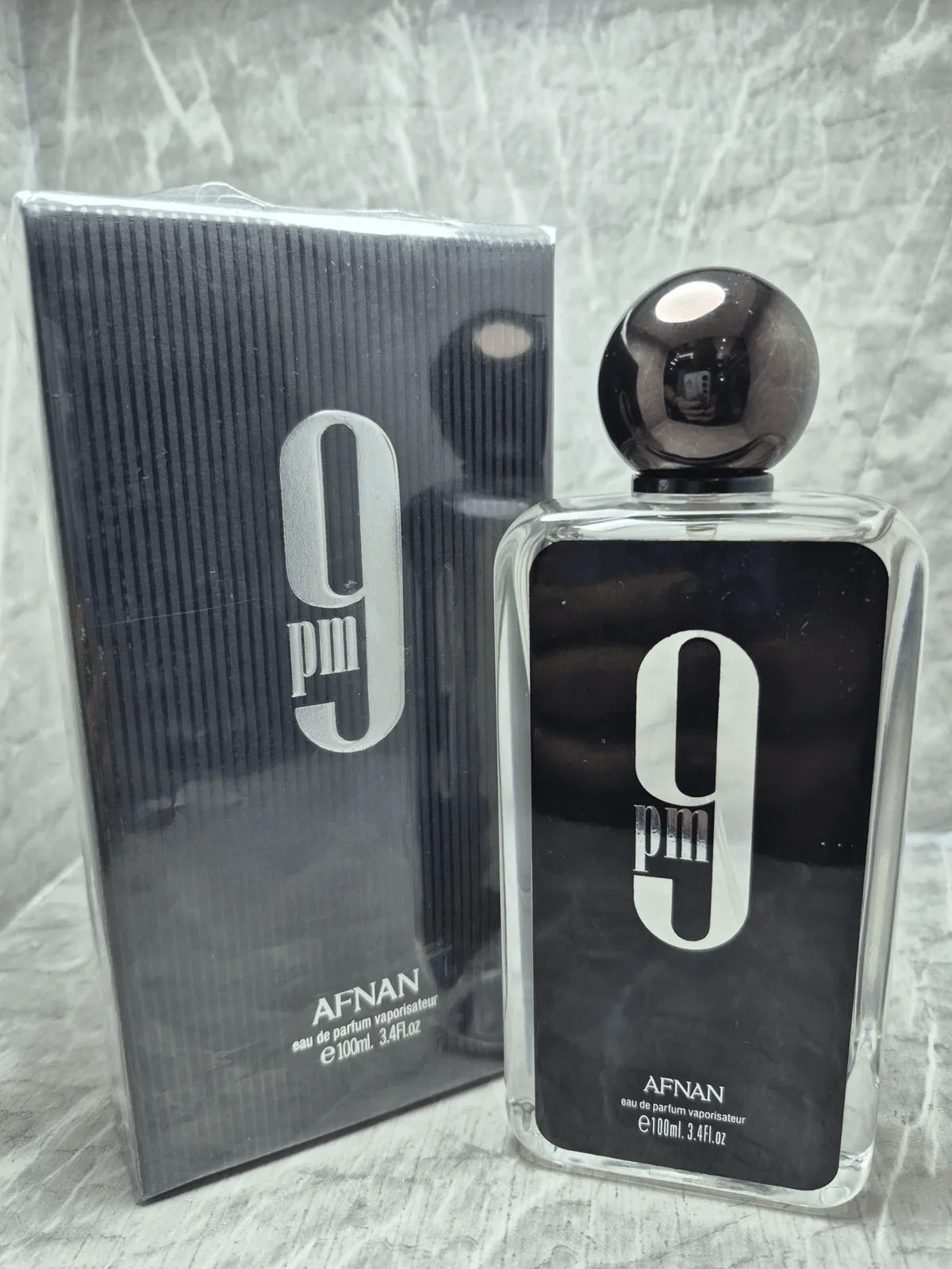 Perfume árabe Afnan 9 PM para hombre en frasco negro elegante con el número 9 y caja original.