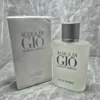 Perfume original Acqua di Giò de Giorgio Armani para hombre en frasco de vidrio esmerilado con caja blanca.