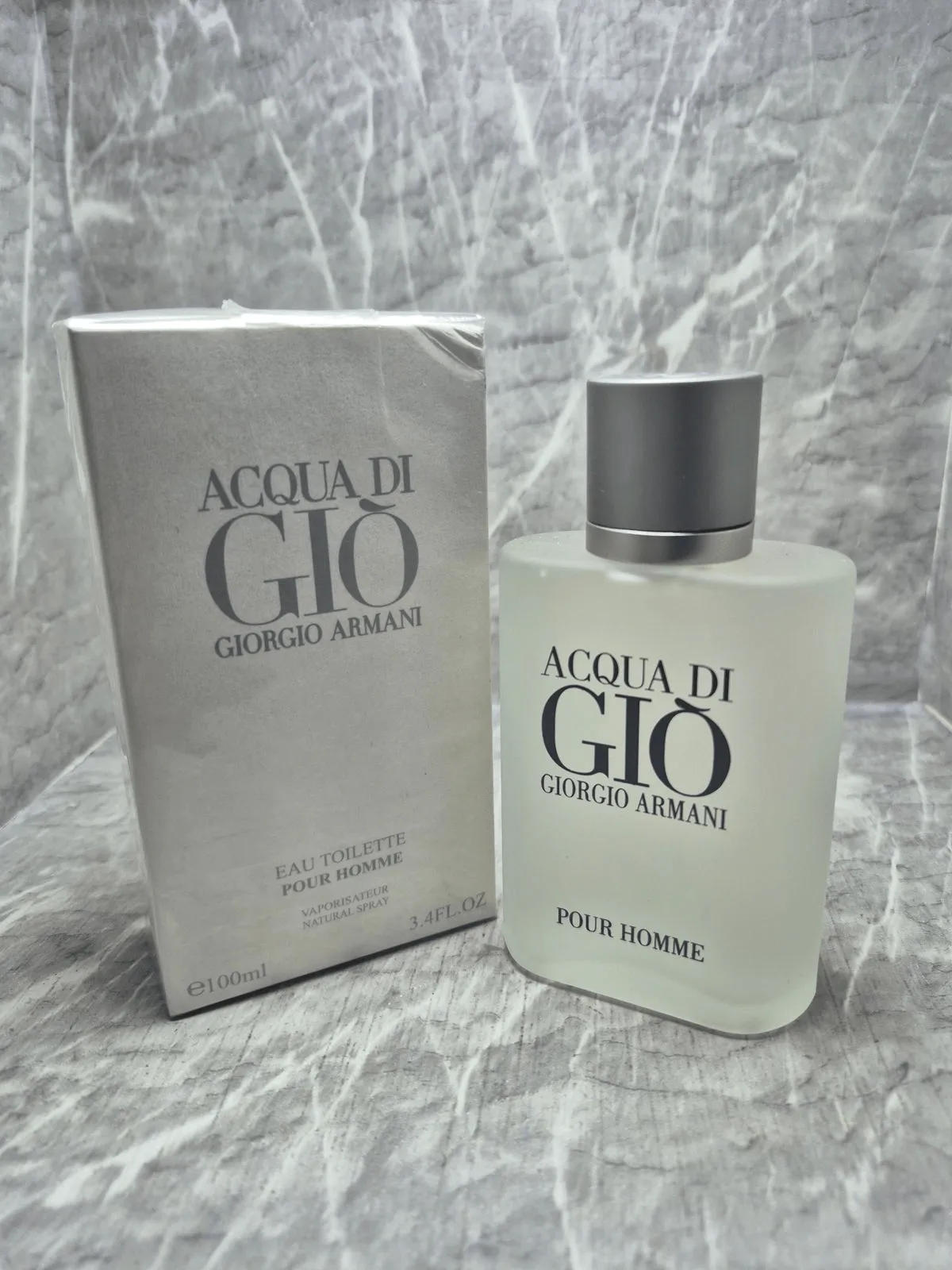Perfume original Acqua di Giò de Giorgio Armani para hombre en frasco de vidrio esmerilado con caja blanca.