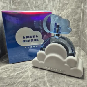 Perfume original Ariana Grande Cloud para mujer en frasco azul con base de nube blanca y caja original.