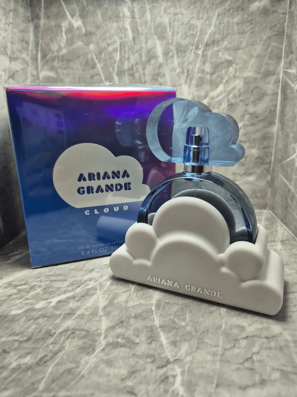 Perfume original Ariana Grande Cloud para mujer en frasco azul con base de nube blanca y caja original.