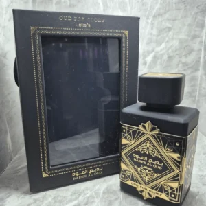 Perfume árabe Lattafa Bade'e Al Oud for Glory en frasco negro con grabados dorados y caja original de lujo.