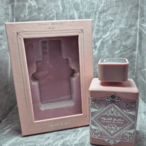 Perfume árabe Lattafa Bade'e Al Oud Noble Blush para mujer en frasco rosa pastel con caja original.