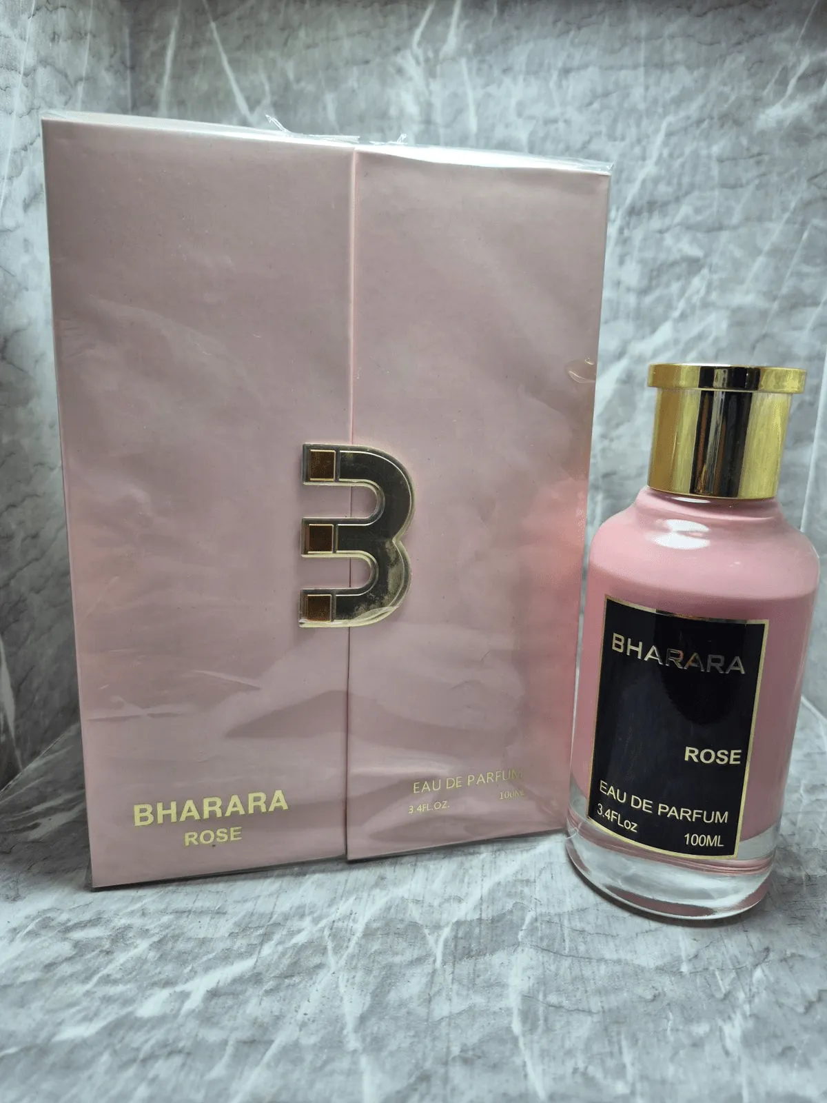 Perfume Bharara Rose para mujer en frasco rosa pastel con estuche de lujo original.