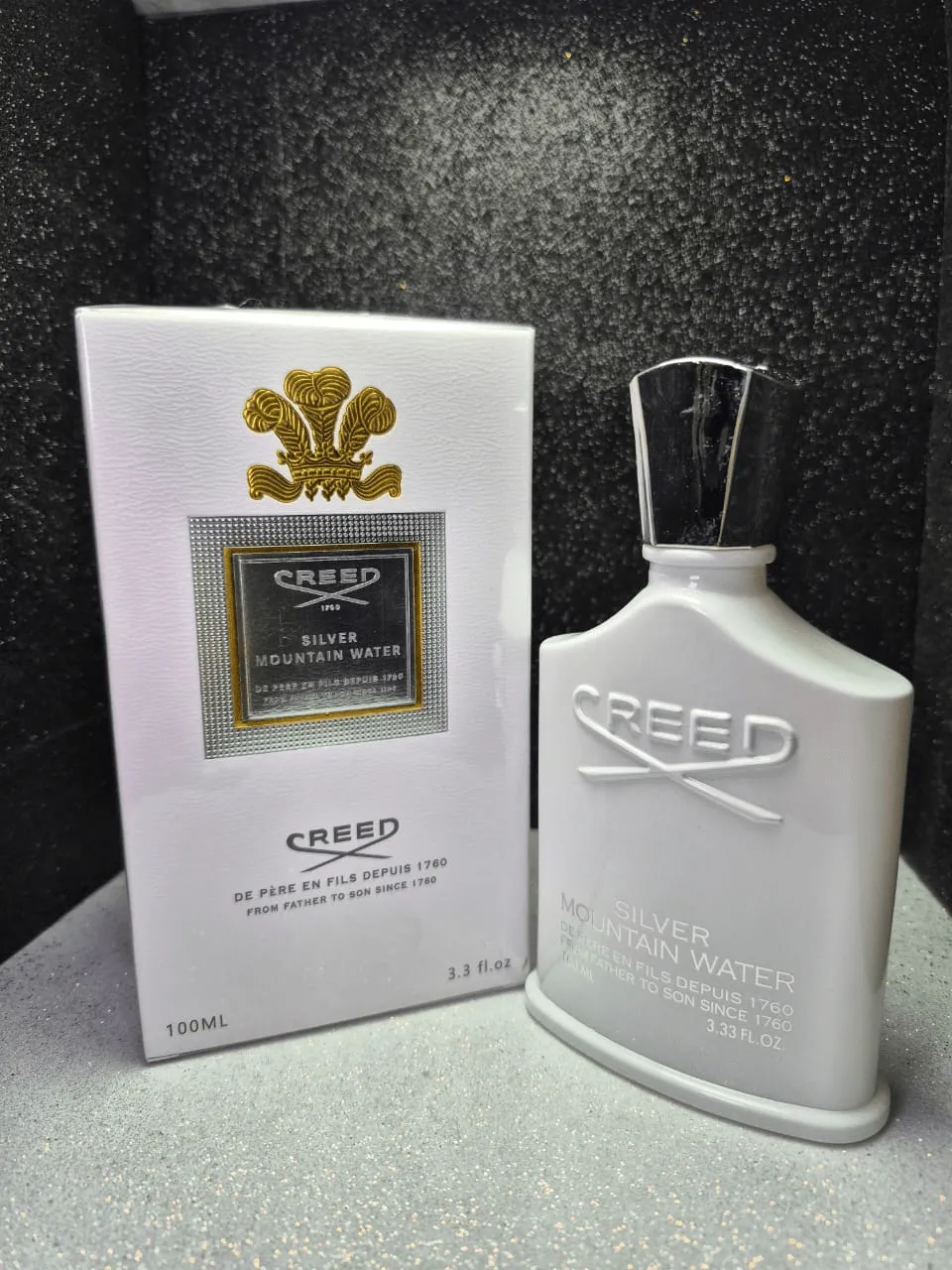 Perfume original Creed Silver Mountain Water en frasco blanco con tapa plateada y caja original.