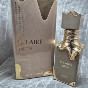 Perfume árabe Lattafa Eclaire para mujer en frasco dorado y café con caja original de lujo.