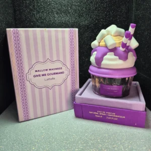 Perfume árabe Mallow Madness Lattafa en frasco morado con diseño de postre y caja.
