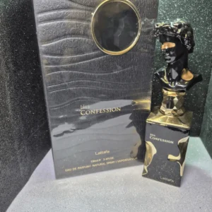 Perfume árabe His Confession Lattafa para hombre en frasco con forma de busto negro y dorado.