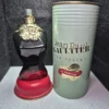 Perfume Jean Paul Gaultier La Belle Le Parfum para mujer en frasco de torso rojo y negro con rosas doradas.
