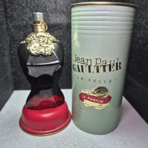 Perfume Jean Paul Gaultier La Belle Le Parfum para mujer en frasco de torso rojo y negro con rosas doradas.