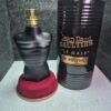 Perfume Jean Paul Gaultier Le Male Le Parfum para hombre en frasco de torso negro mate y dorado con lata.