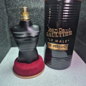 Perfume Jean Paul Gaultier Le Male Le Parfum para hombre en frasco de torso negro mate y dorado con lata.