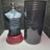 Perfume Jean Paul Gaultier Le Male Le Parfum para hombre en frasco de torso negro y dorado con lata original.