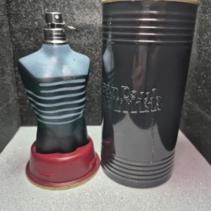 Perfume Jean Paul Gaultier Le Male Le Parfum para hombre en frasco de torso negro y dorado con lata original.