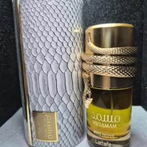 Perfume árabe Musamam White Intense Lattafa con frasco decorado con serpiente dorada y caja blanca.
