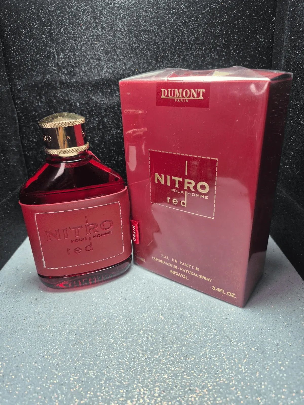 Perfume árabe Dumont Nitro Red para hombre en frasco rojo vibrante con caja original.