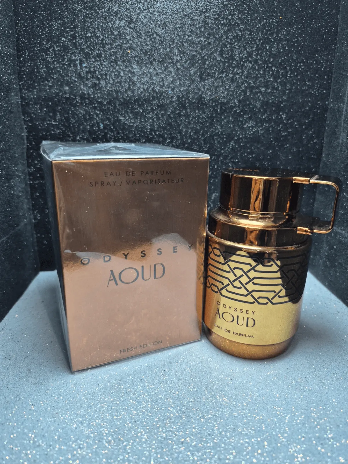 Perfume árabe Armaf Odyssey Aoud para hombre en frasco dorado y negro con caja original.