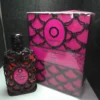 Perfume árabe Orientica Dania para mujer en frasco negro con diseño de encaje rosado y caja original.