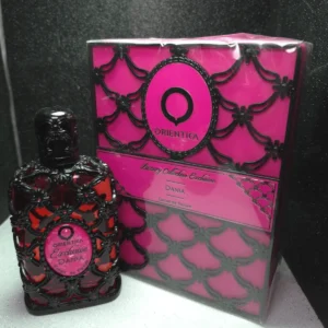 Perfume árabe Orientica Dania para mujer en frasco negro con diseño de encaje rosado y caja original.