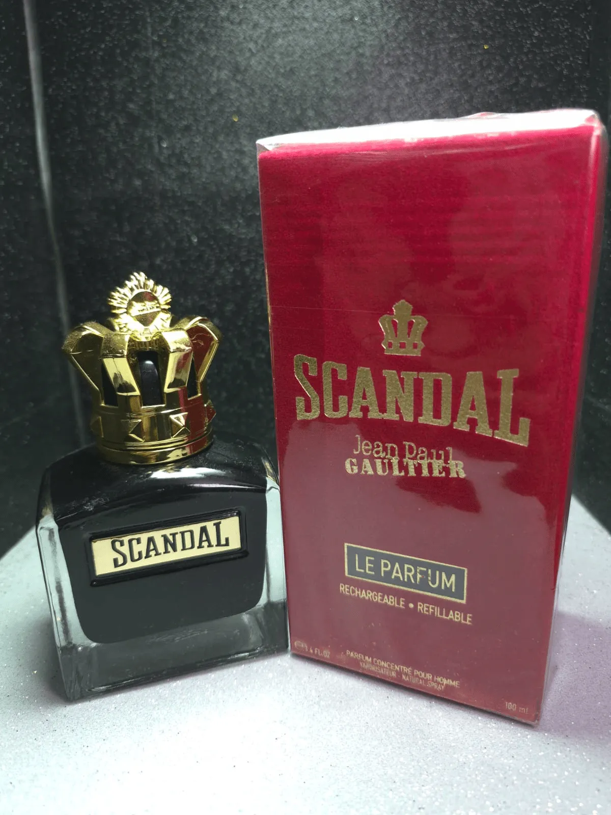 Perfume Jean Paul Gaultier Scandal Le Parfum para hombre en frasco negro con corona dorada y caja roja.