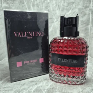 Perfume Valentino Uomo Born in Roma para hombre en frasco con tachuelas y caja original.