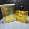 Perfume original Versace Eros Energy para hombre en frasco amarillo cítrico con relieve de Medusa y caja dorada.