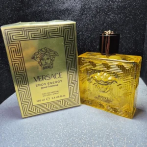 Perfume original Versace Eros Energy para hombre en frasco amarillo cítrico con relieve de Medusa y caja dorada.