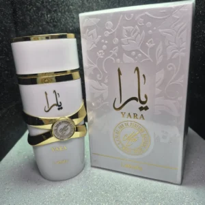 Perfume árabe Yara Moi Lattafa para mujer en frasco blanco con detalles dorados y caja original.