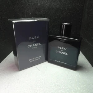 Perfume original Bleu de Chanel para hombre en frasco azul marino con caja original.