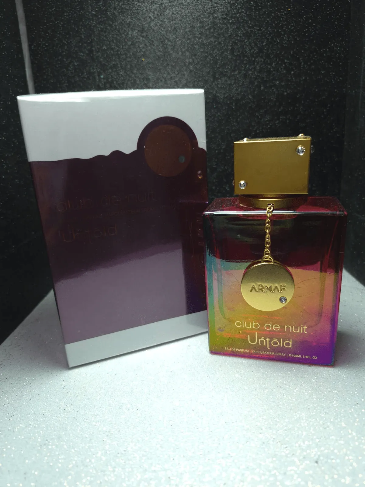 Perfume árabe Armaf Club de Nuit Untold unisex en frasco tornasol arcoíris con caja original.