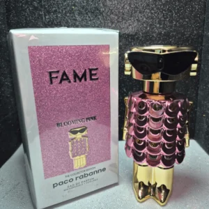 Perfume Paco Rabanne Fame Blooming Pink para mujer en frasco de robot rosado con su caja.