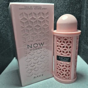Perfume árabe Rave Now Women para mujer en frasco rosado con textura geométrica y caja.