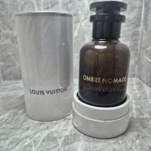 Perfume original Louis Vuitton Ombre Nomade en frasco ámbar oscuro con estuche cilíndrico de lujo.