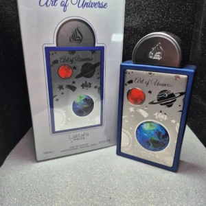 Perfume árabe Out of Universe Lattafa Pride con diseño de galaxia y planetas en el frasco y caja.