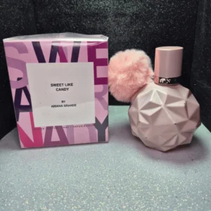 Perfume Ariana Grande Sweet Like Candy para mujer en frasco rosado mate con pompón y caja original.