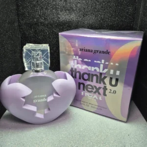 Perfume Ariana Grande Thank U Next 2.0 para mujer en frasco de corazón lila con su caja.