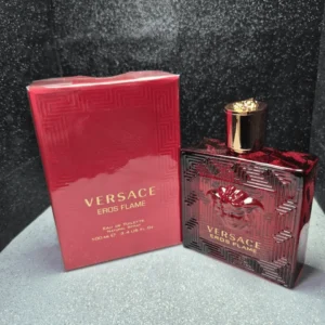 Perfume original Versace Eros Flame para hombre en frasco rojo con relieve de Medusa y caja roja.