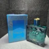 Perfume original Versace Eros para hombre en frasco azul turquesa con relieve de Medusa y caja original.