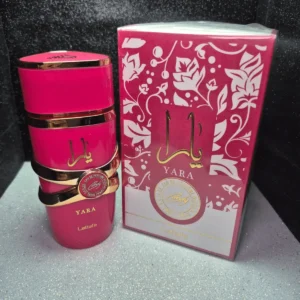 Perfume árabe Yara Candy Lattafa para mujer en frasco fucsia vibrante con caja decorada.