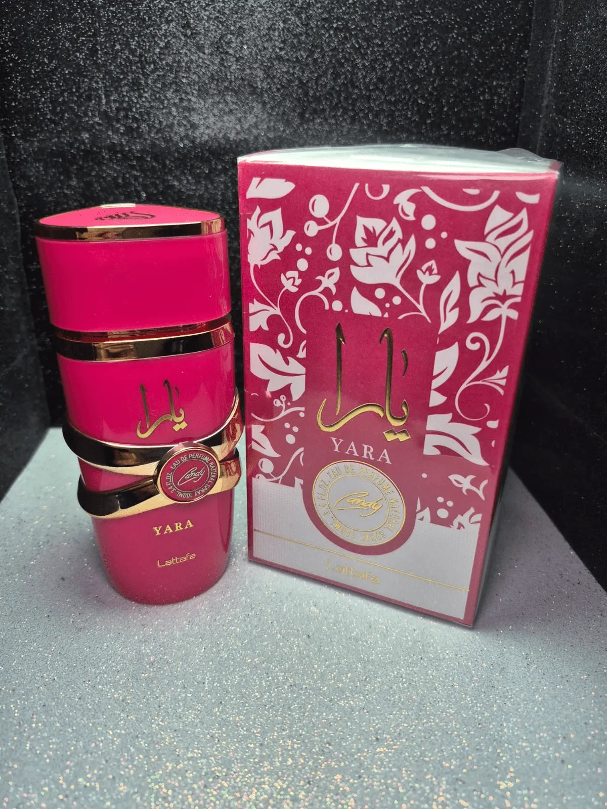 Perfume árabe Yara Candy Lattafa para mujer en frasco fucsia vibrante con caja decorada.