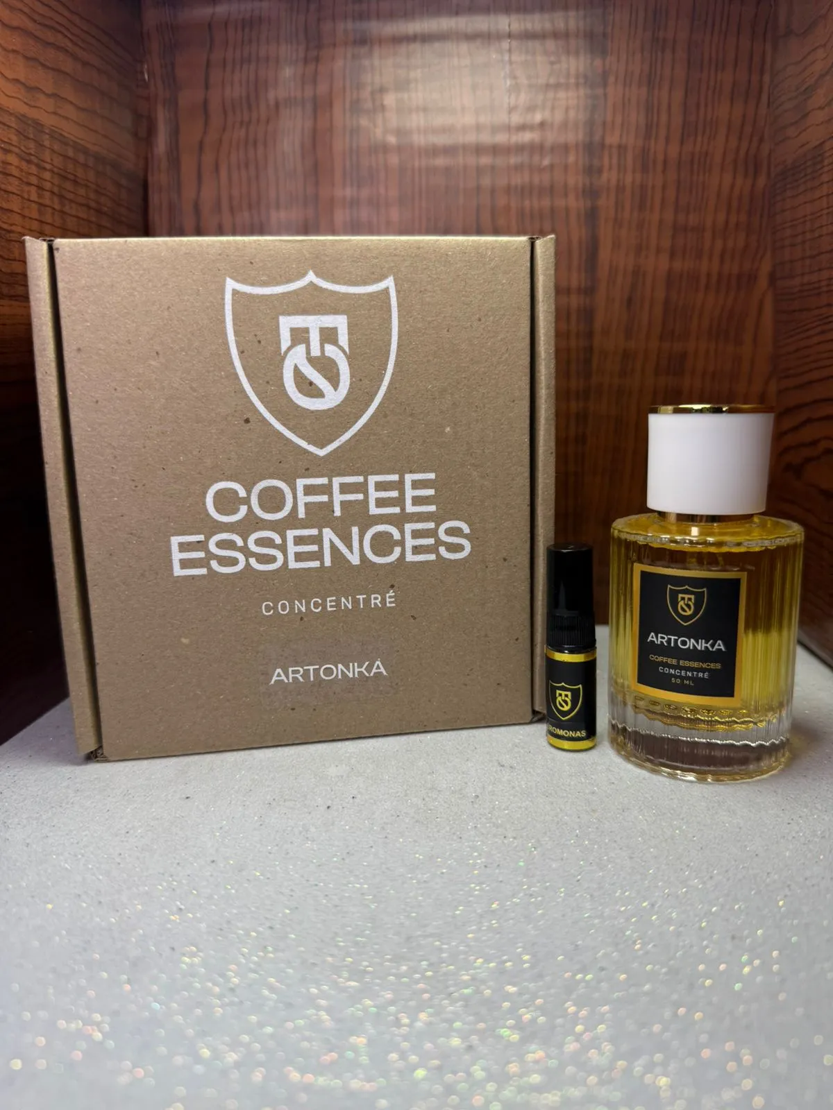 Perfume Coffee Essences Concentré Artonka en frasco de vidrio con caja original y vial de muestra