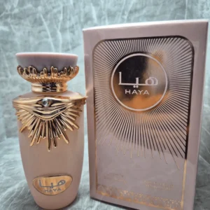 Perfume árabe Haya de Lattafa para mujer en frasco rosado con detalles dorados y caja.