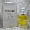 Perfume Moschino Toy 2 para mujer en frasco con forma de osito de cristal y caja blanca.